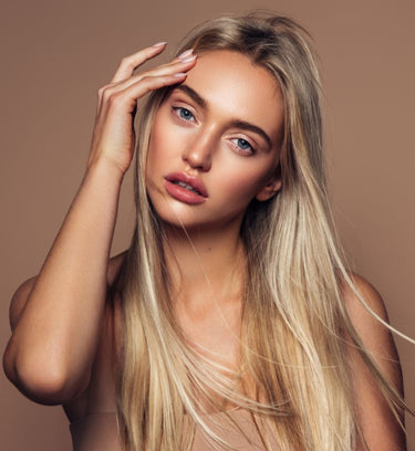 hair extensions blond model